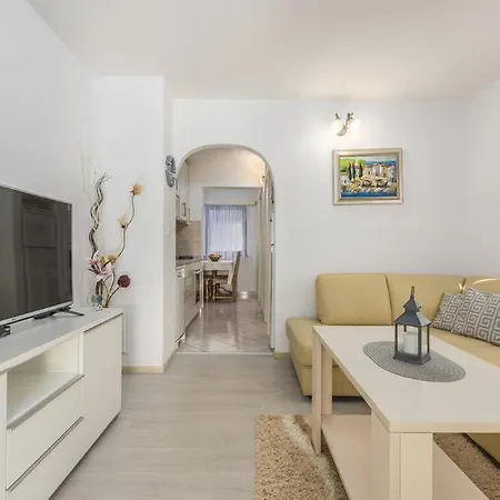 Meressa Leonardo Apartment
