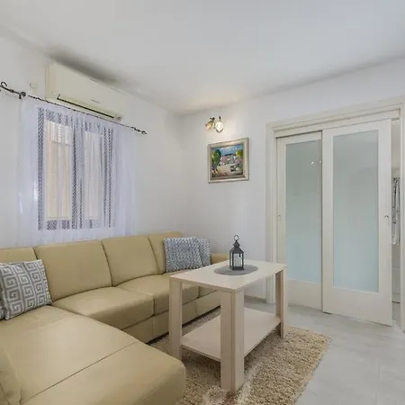 Meressa Leonardo Apartment
